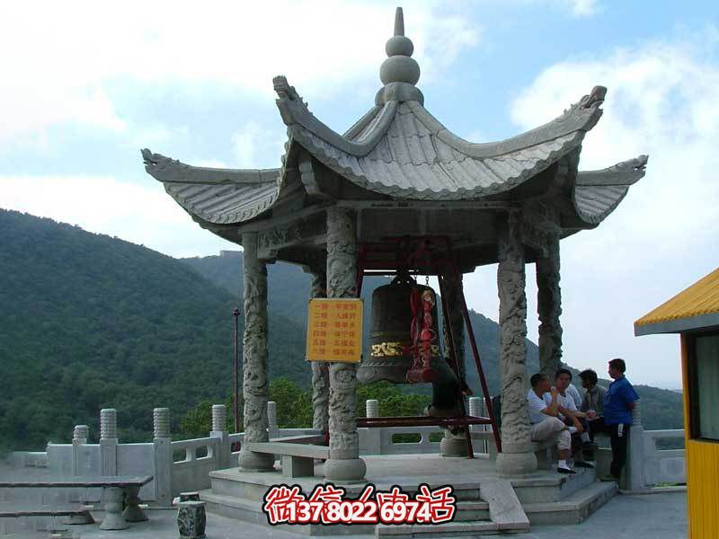 仿古建筑風(fēng)格的銅鐘裝飾涼亭