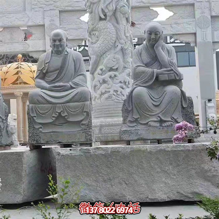 大型戶外石雕佛像雕塑，裝點美麗的寺院園林