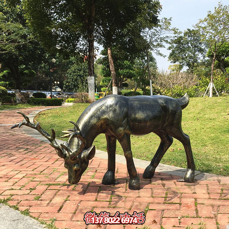 精美鹿雕塑，在公園里覓食的活力象征