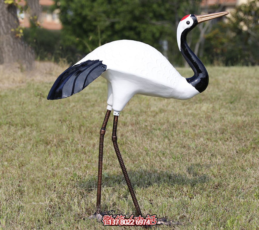 公園草坪一只玻璃鋼彩繪仙鶴雕塑